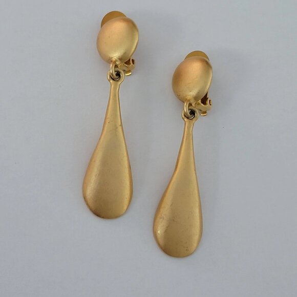 Signed Vintage Erwin Pearl Matte Gold-tone Long Teardrop Dangle Clip-on Earrings - Picture 7 of 7